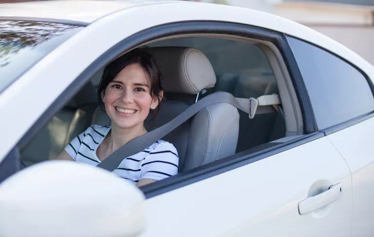 uśmiechnięta kobieta w samochodzie